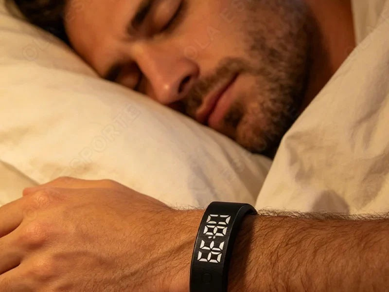 Partenaire endormi avec son bracelet réveil Neliosa